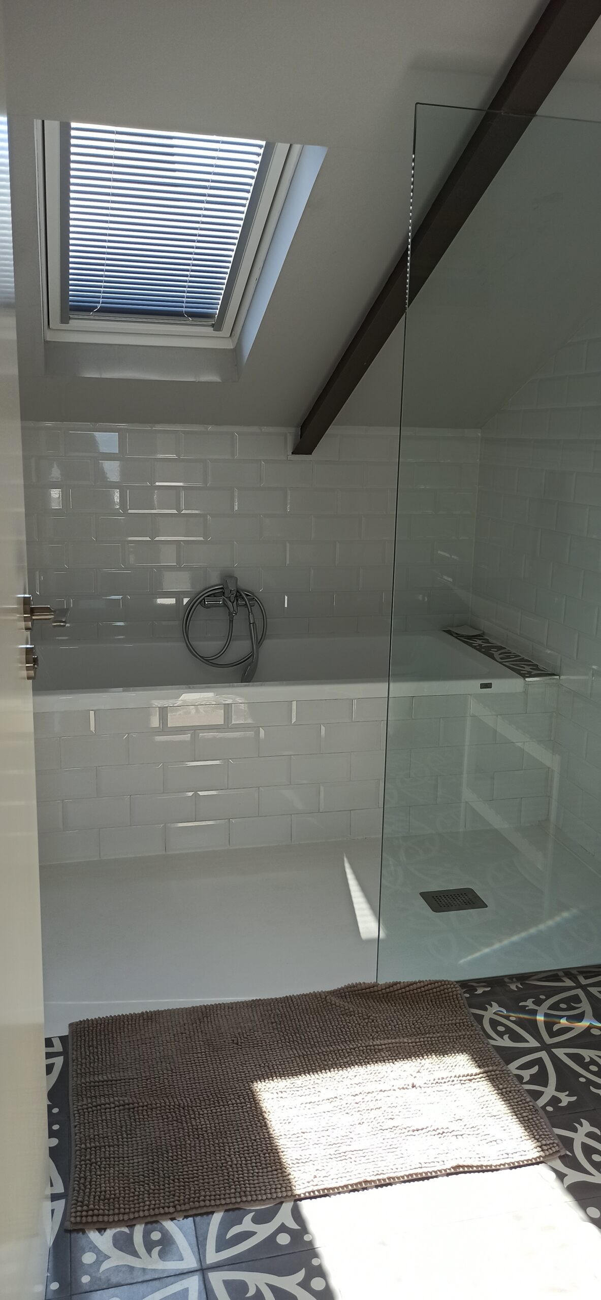 IMG_20240717_113741 first floor bathroom shower and bthtub